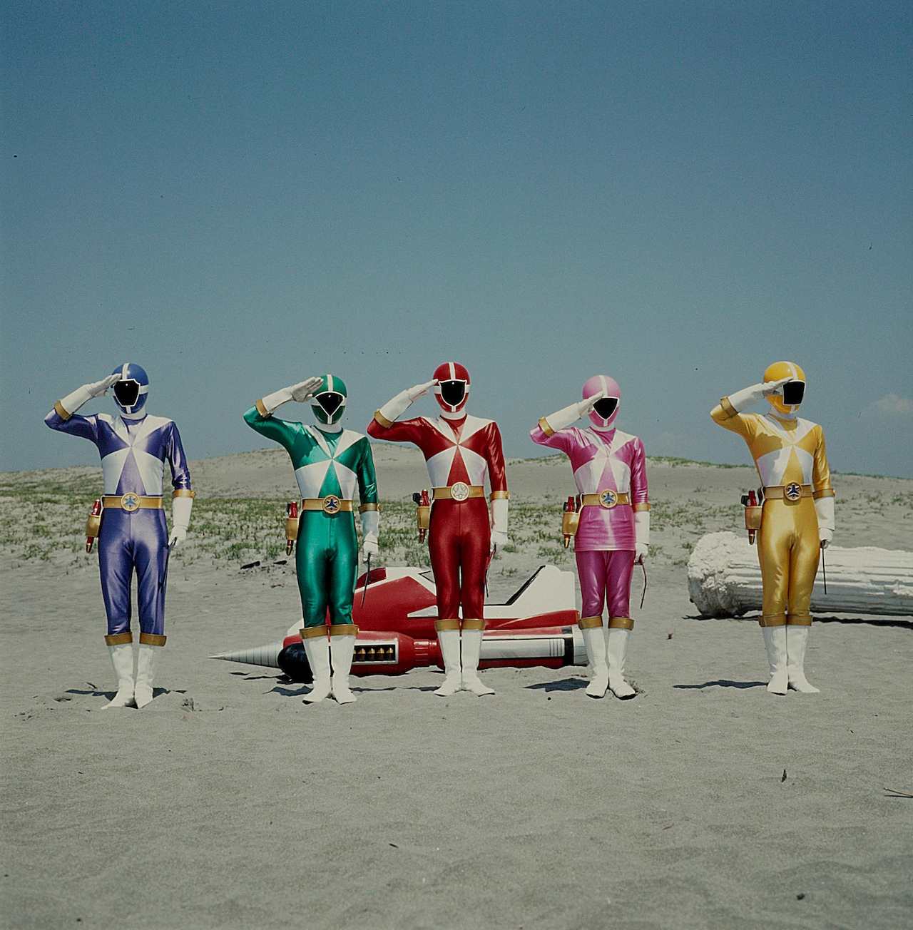 救急戦隊ゴーゴーファイブ。左からゴーブルー、ゴーグリーン、ゴーレッド、ゴーピンク、ゴーイエロー ©東映