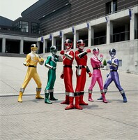 未来戦隊タイムレンジャー。左からタイムイエロー、タイムグリーン、タイムレッド、タイムファイヤー、タイムピンク、タイムブルー ©東映
