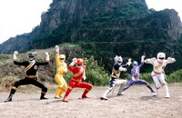 百獣戦隊ガオレンジャー。左からガオブラック、ガオイエロー、ガオレッド、ガオシルバー、ガオブルー、ガオホワイト ©東映