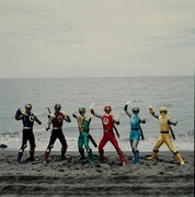 左から、電光石火ゴウライジャーのクワガライジャーとカブトライジャー、天空忍者シュリケンジャー、忍風戦隊ハリケンジャーのハリケンレッド、ハリケンブルー、ハリケンイエロー ©東映