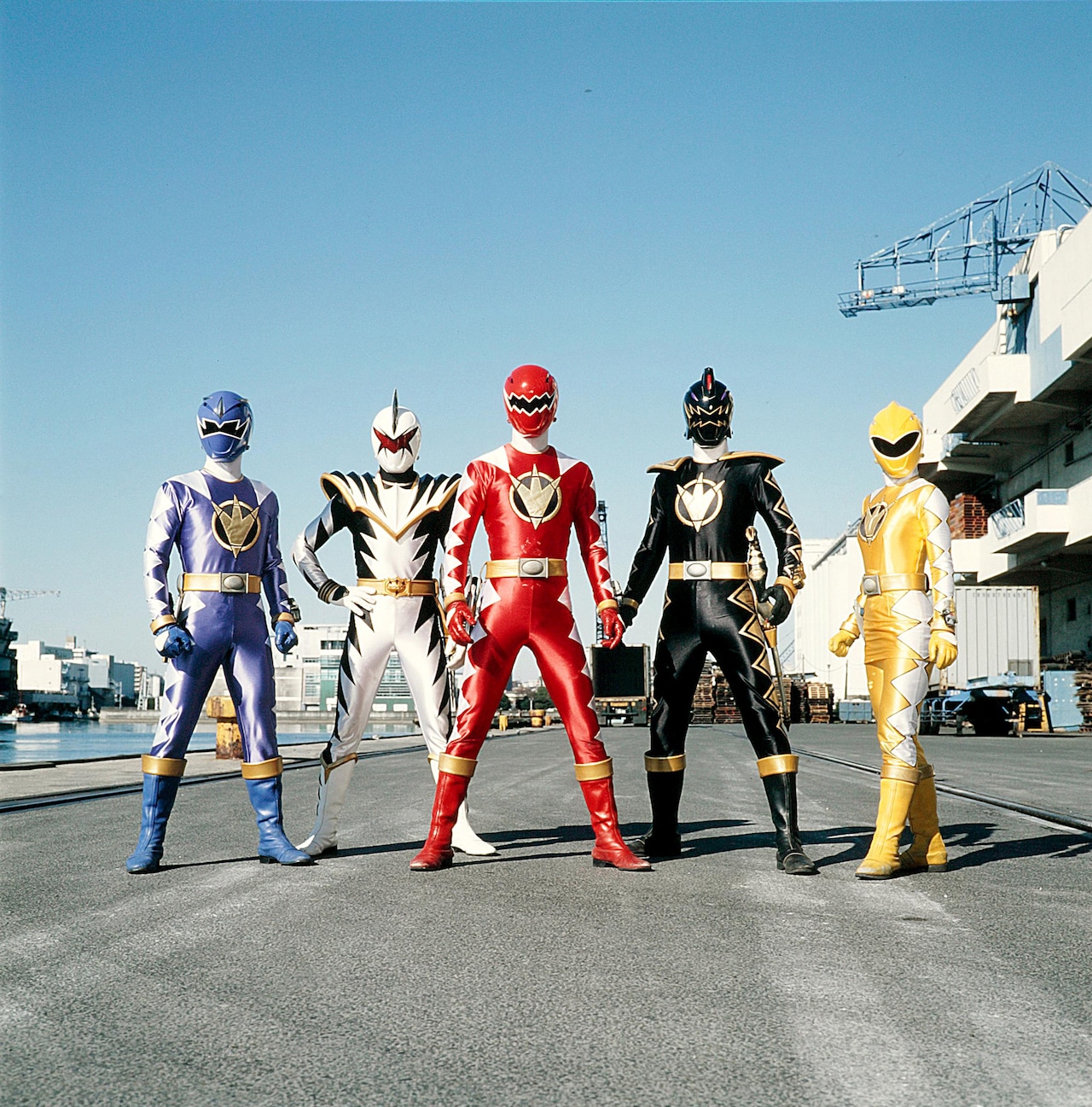 爆竜戦隊アバレンジャー。左からアバレブルー、アバレキラー、アバレッド、アバレブラック、アバレイエロー ©東映