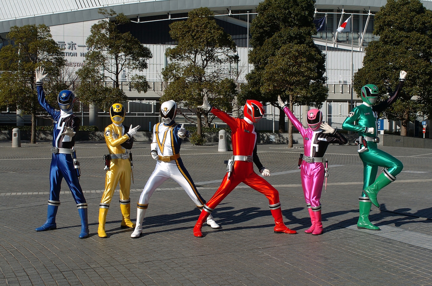 特捜戦隊デカレンジャー。左からデカブルー、デカイエロー、デカブレイク、デカレッド、デカピンク、デカグリーン ©東映