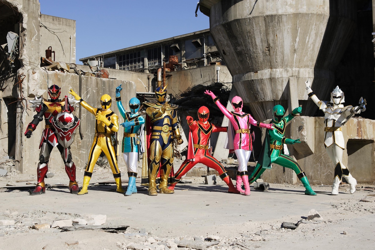 魔法戦隊マジレンジャー。左からウルザードファイヤー、マジイエロー、マジブルー、マジシャイン、マジレッド、マジピンク、マジグリーン、マジマザー ©東映