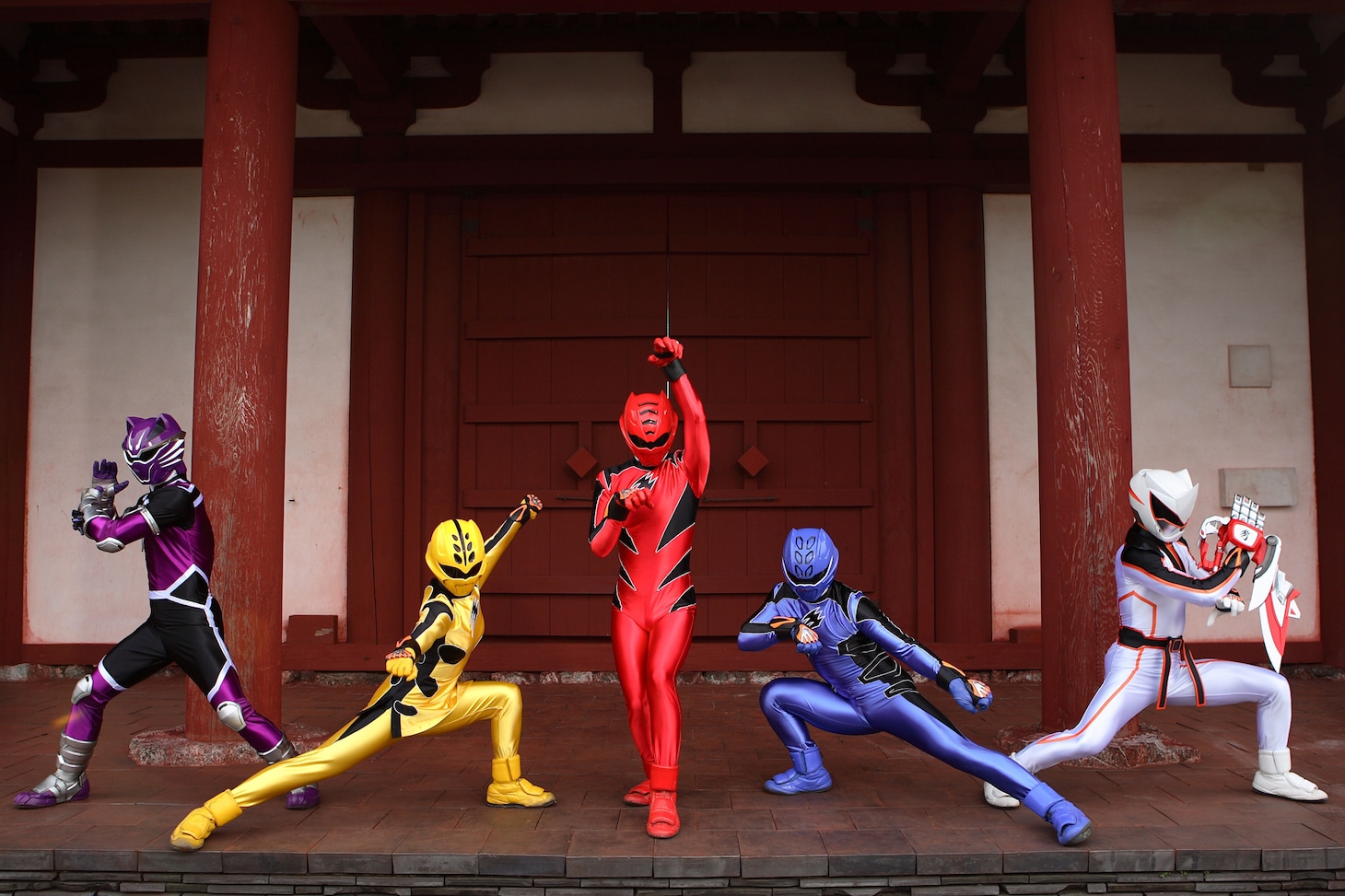 獣拳戦隊ゲキレンジャー。左からゲキバイオレット、ゲキイエロー、ゲキレッド、ゲキブルー、ゲキチョッパー ©東映