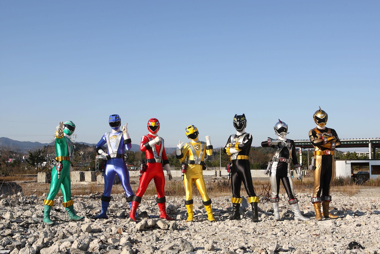 炎神戦隊ゴーオンジャー。左からゴーオングリーン、ゴーオンブルー、ゴーオンレッド、ゴーオンイエロー、ゴーオンブラック、ゴーオンシルバー、ゴーオンゴールド ©東映