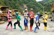 侍戦隊シンケンジャー。左からシンケンピンク、シンケングリーン、シンケンゴールド、シンケンレッド、シンケンブルー、シンケンイエロー ©東映