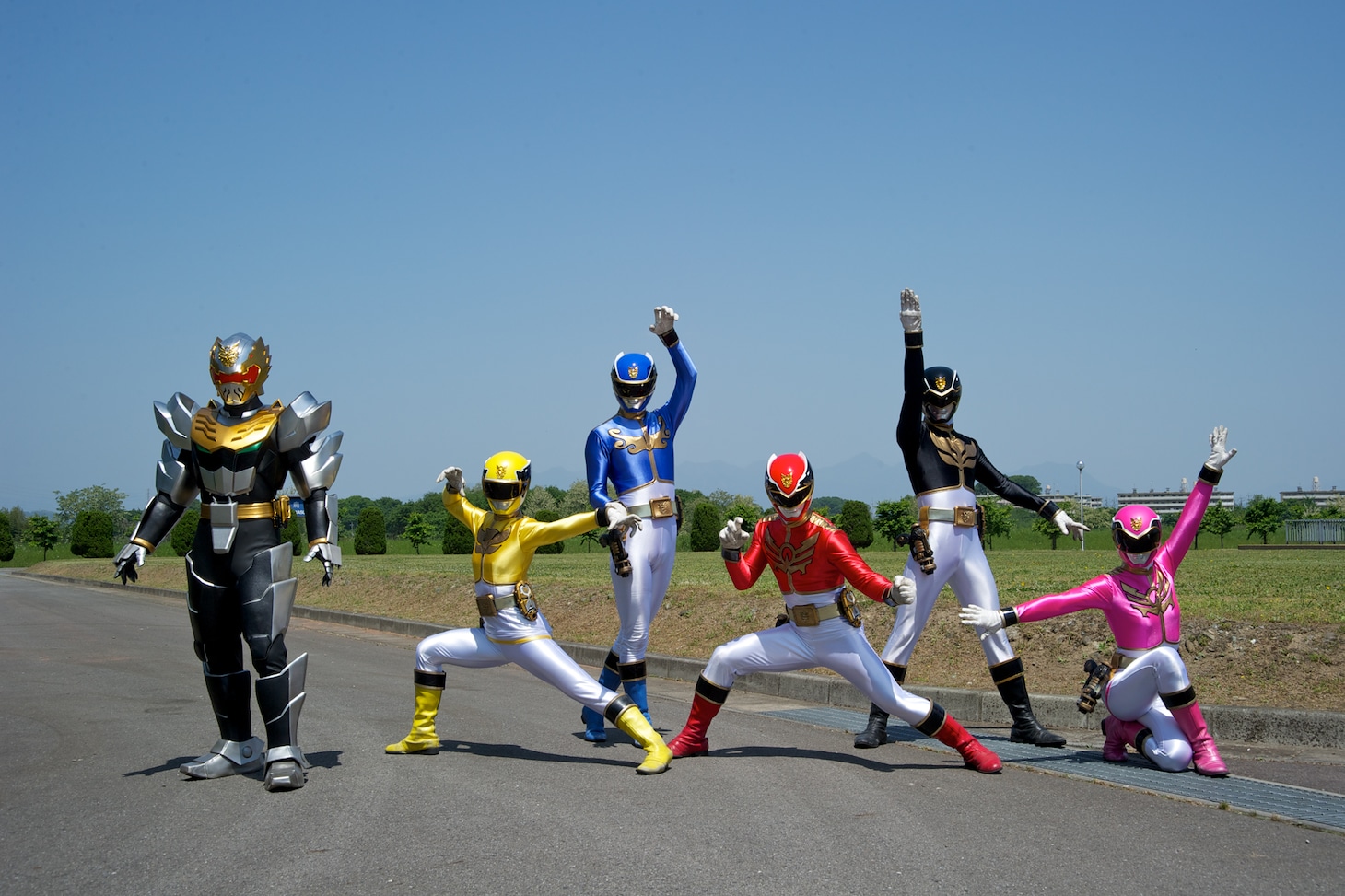 天装戦隊ゴセイジャー。左からゴセイナイト、ゴセイイエロー、ゴセイブルー、ゴセイレッド、ゴセイブラック、ゴセイピンク