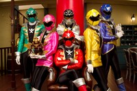 海賊戦隊ゴーカイジャー。左からゴーカイグリーン、ゴーカイピンク、ゴーカイシルバー（中央後列）、ゴーカイレッド（中央前列）、ゴーカイイエロー、ゴーカイブルー ©石森プロ・東映