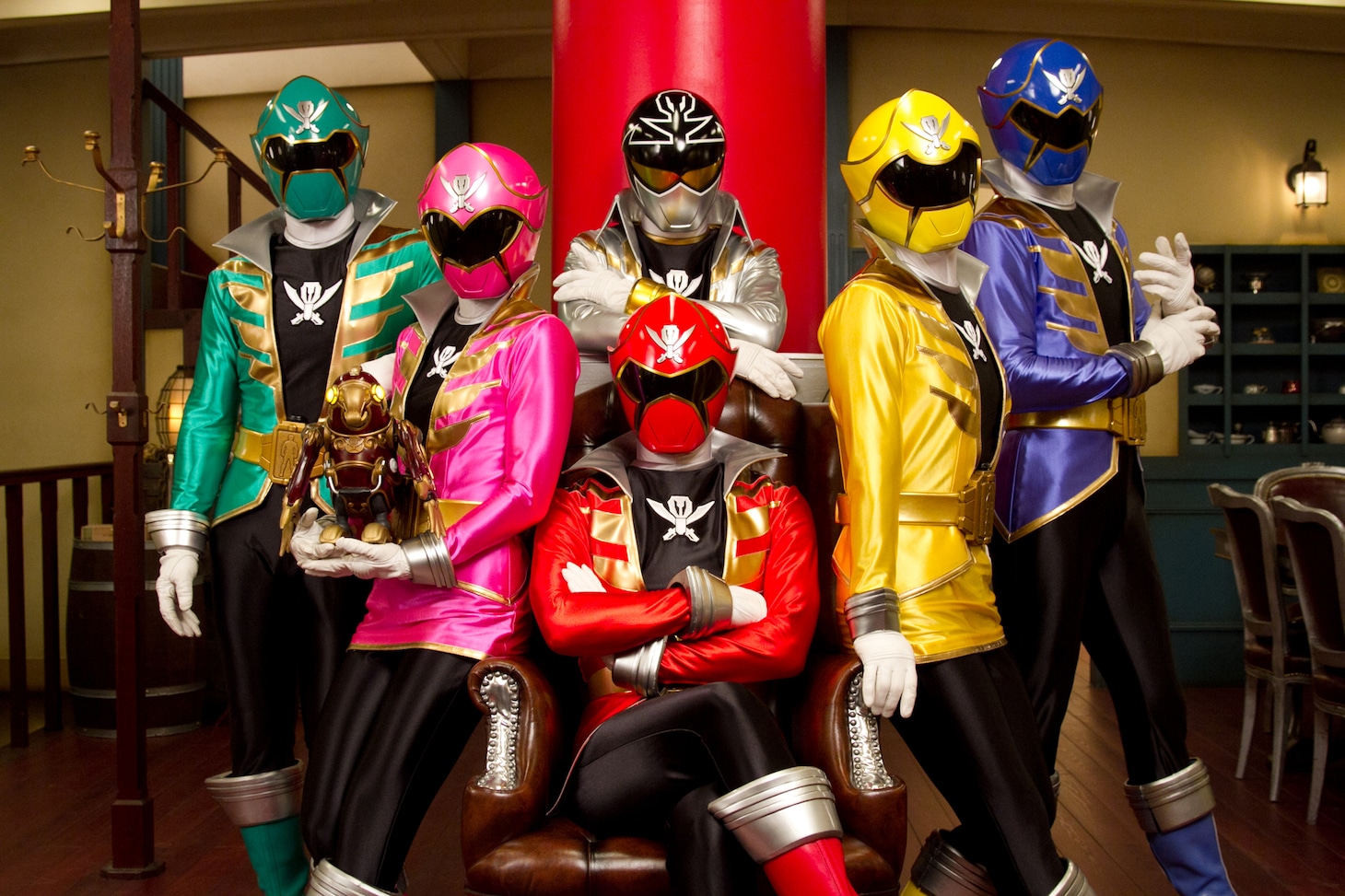 海賊戦隊ゴーカイジャー。左からゴーカイグリーン、ゴーカイピンク、ゴーカイシルバー（中央後列）、ゴーカイレッド（中央前列）、ゴーカイイエロー、ゴーカイブルー ©石森プロ・東映