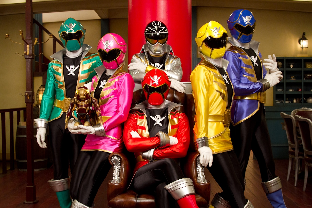 海賊戦隊ゴーカイジャー。左からゴーカイグリーン、ゴーカイピンク、ゴーカイシルバー（中央後列）、ゴーカイレッド（中央前列）、ゴーカイイエロー、ゴーカイブルー ©石森プロ・東映