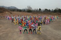 「海賊戦隊ゴーカイジャー」で描かれた“レジェンド大戦”では、199人のヒーローが集結 ©石森プロ・東映