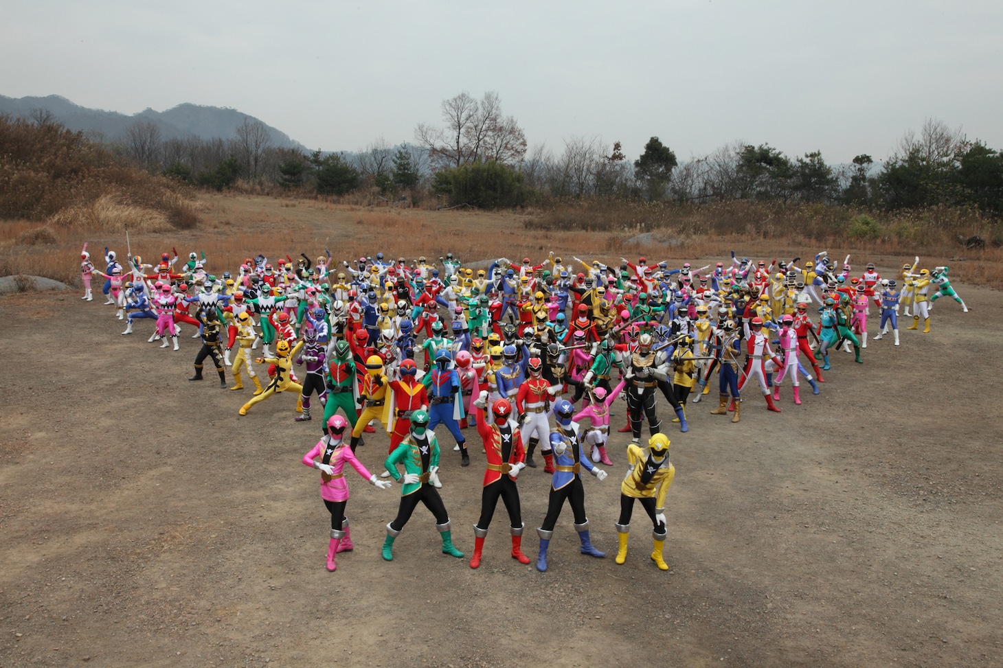 「海賊戦隊ゴーカイジャー」で描かれた“レジェンド大戦”では、199人のヒーローが集結 ©石森プロ・東映