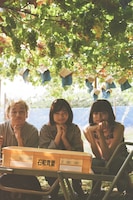 写真展「zjine展 -Unscripted-」展示写真。左から樹、見上愛、Tsugumi