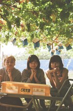 写真展「zjine展 -Unscripted-」展示写真。左から樹、見上愛、Tsugumi