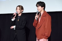 左から円井わん、鈴木福