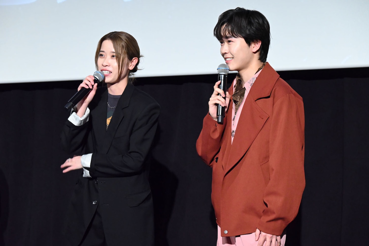 左から円井わん、鈴木福