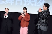 「ヒグマ!!」の海外上映がサプライズ発表されて祝福するキャスト陣。左から円井わん、鈴木福、宇梶剛士