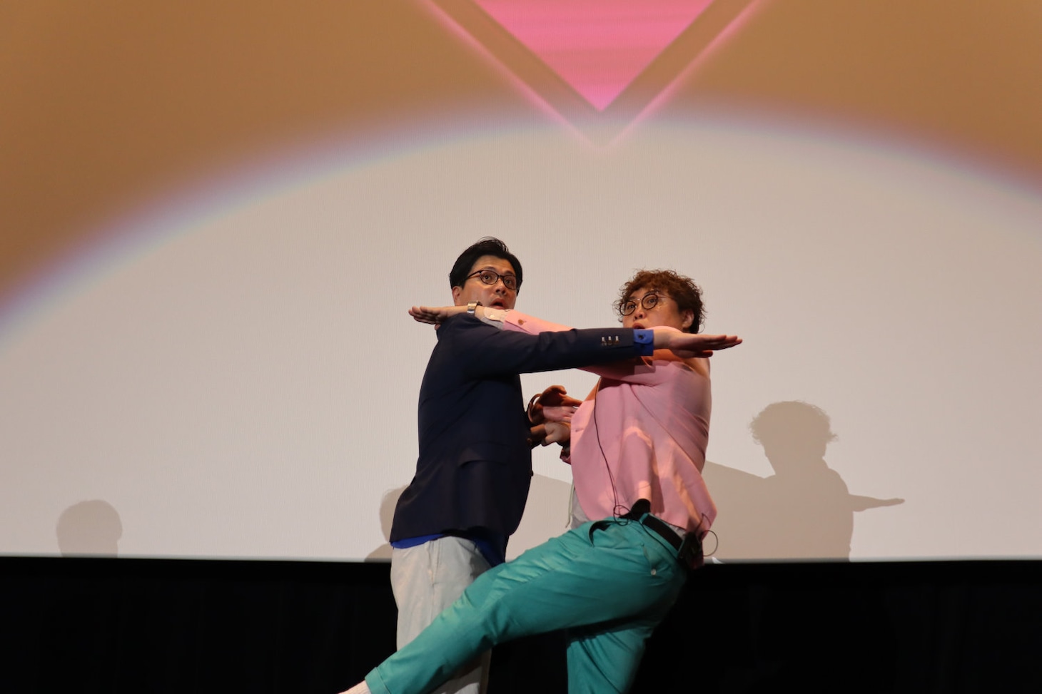 漢字ジェスチャーゲームに挑戦するマユリカ