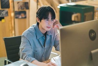 韓国ドラマ「未婚男女の効率的な出会い方」より、ウィヨンと合コンで出会う安定志向の男性ソン・テソプ（パク・ソンフン）