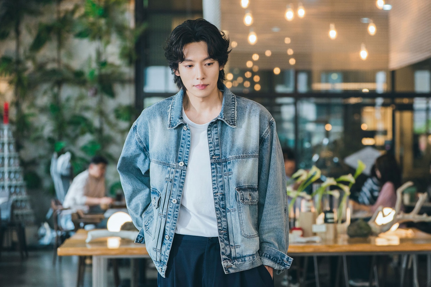 韓国ドラマ「未婚男女の効率的な出会い方」より、自由奔放な歳下男子シン・ジス（イ・ギテク）