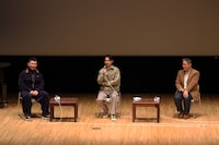 左から白金（KING BAI）、成田凌、港岳彦