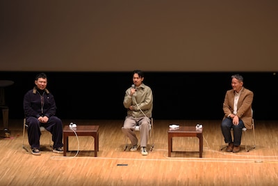 左から白金（KING BAI）、成田凌、港岳彦