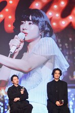 左から松本優作、斎藤工。背後のスクリーンに映るのは、ケンジ役の望月春希