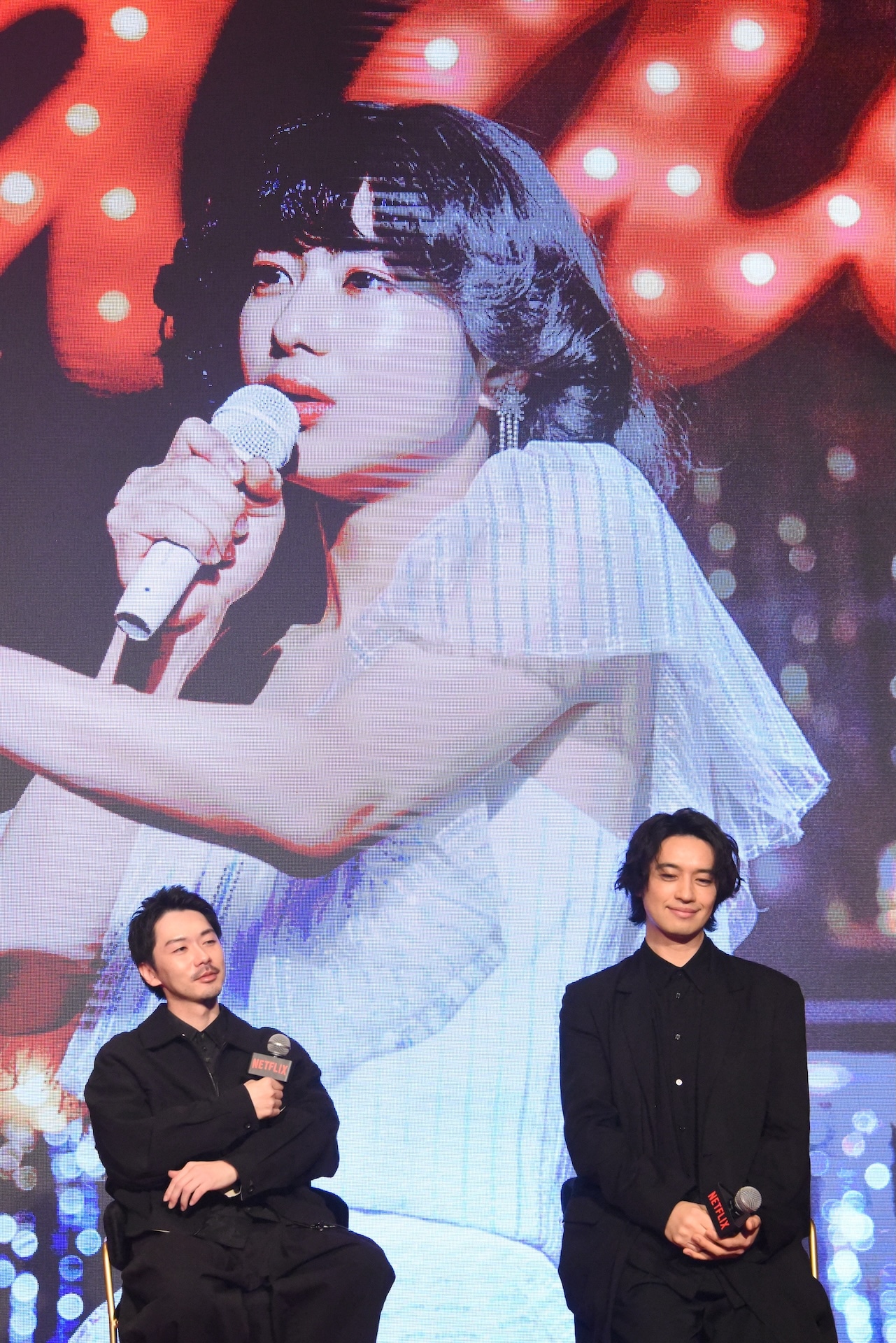 左から松本優作、斎藤工。背後のスクリーンに映るのは、ケンジ役の望月春希