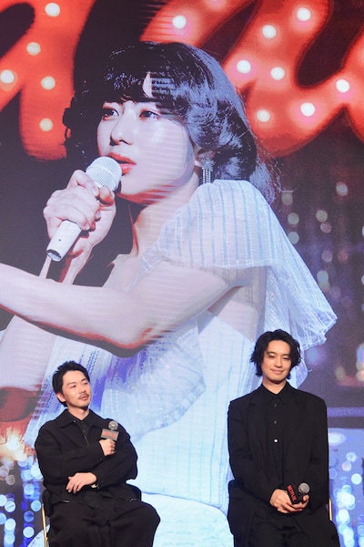 左から松本優作、斎藤工。背後のスクリーンに映るのは、ケンジ役の望月春希