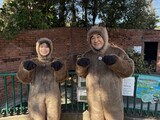 東京・羽村市動物公園にいるビーバーのもとを、ビーバーの姿に扮して訪問した小手伸也（右）と芳根京子（左）