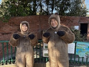 東京・羽村市動物公園にいるビーバーのもとを、ビーバーの姿に扮して訪問した小手伸也（右）と芳根京子（左）
