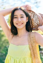 新木優子と小旅行しているような気分に、すべて私服コーデのカレンダー発売