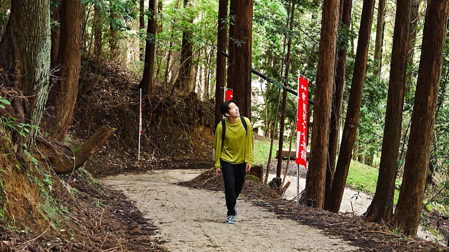 「やまと尼寺 柄本佑の精進日記」より。寺への険しい山道を登っていく柄本佑