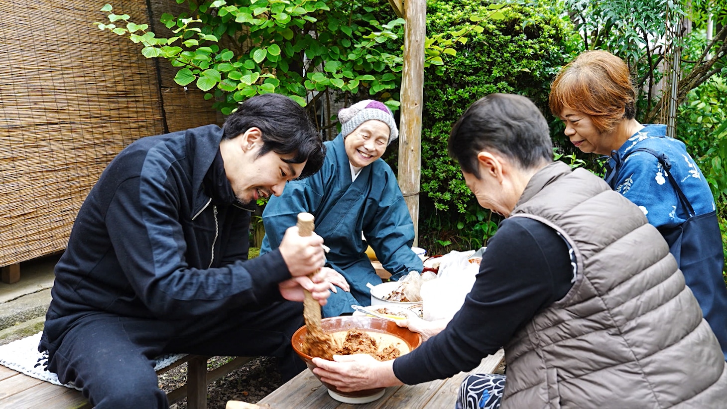 「やまと尼寺 柄本佑の精進日記」より。新米とできたての味噌で五平餅を作る