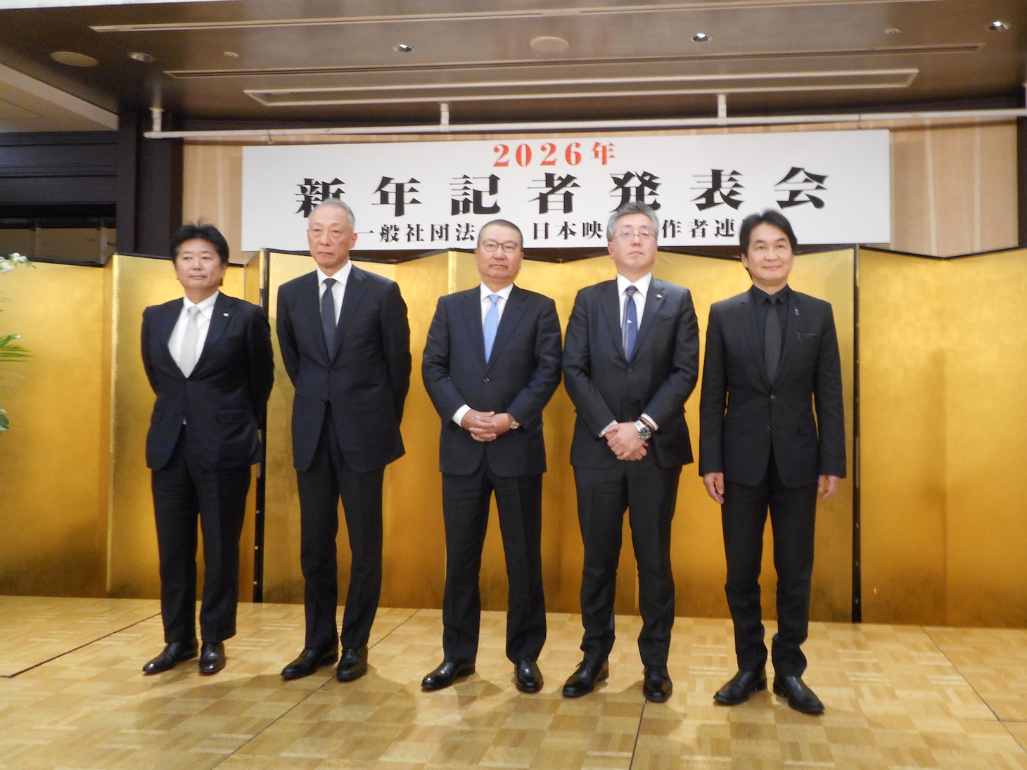 映連による新年記者発表会見の様子。左から高橋敏弘（松竹）、松岡宏泰（東宝）、島谷能成（映連 / 東宝）、吉村文雄（東映）、夏野剛（KADOKAWA）。