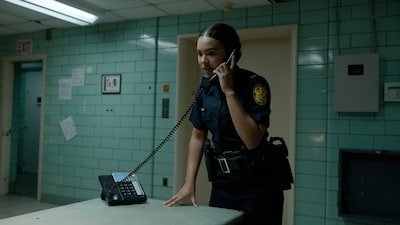 「MALUM 悪しき神」新場面写真。新人警察官のジェシカは父の不審な死を解明するため、旧警察署での深夜勤務を志願する