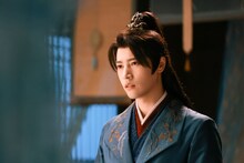 悲劇的な運命のため閲児に憎しみを向けられる郭奉。演じたのは「雲之羽～揺らめく愛、刹那の二人～」の花公子役で知られるリャン・シュエフォン（梁雪峰）