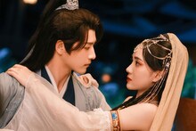 左からリャン・シュエフォン（梁雪峰）演じる郭奉、チャオ・ジャーミン（趙嘉敏）演じる庭蕪 / 林閲児