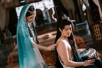 左からチャオ・ジャーミン（趙嘉敏）演じる庭蕪 / 林閲児、リャン・シュエフォン（梁雪峰）演じる郭奉