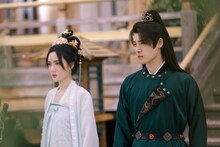 左からチャオ・ジャーミン（趙嘉敏）演じる庭蕪 / 林閲児、リャン・シュエフォン（梁雪峰）演じる郭奉