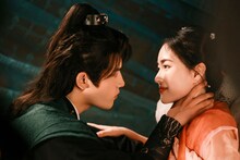 左からリャン・シュエフォン（梁雪峰）演じる郭奉、チャオ・ジャーミン（趙嘉敏）演じる庭蕪 / 林閲児