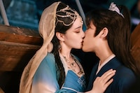 中国ドラマ「無主の花」より、キスする庭蕪 / 林閲児（左）と郭奉（右）。彼らは結婚の約束までしていた幼なじみだったが、林閲児は父の死後、郭奉を憎むようになる