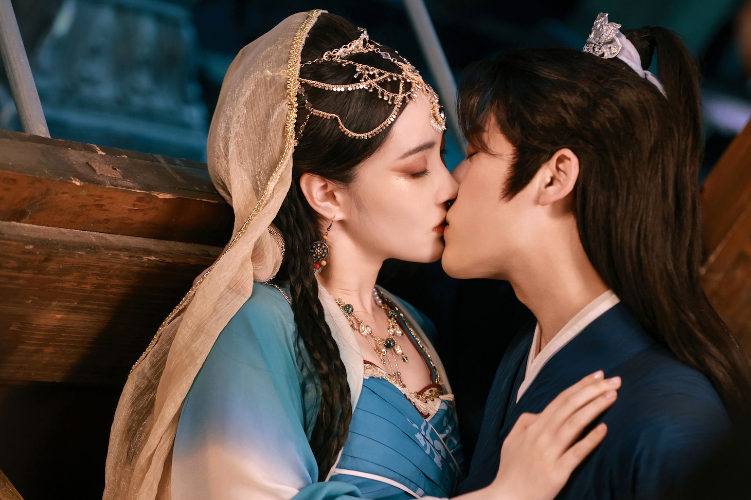 中国ドラマ「無主の花」より、キスする庭蕪 / 林閲児（左）と郭奉（右）。彼らは結婚の約束までしていた幼なじみだったが、林閲児は父の死後、郭奉を憎むようになる