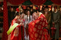 中国ドラマ「子夜帰」より、ティエン・シーウェイ（田曦薇）演じる武禎（左）とシュー・カイ（許凱）演じる梅逐雨（右）。彼らは除妖師と妖怪が対峙する場で互いの身分を知ることになる