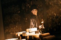 昼は諜報機関の玄鑑司、夜は天才除妖師となる梅逐雨。演じたのは中国ドラマ「瓔珞＜エイラク＞～紫禁城に燃ゆる逆襲の王妃～」のシュー・カイ（許凱）