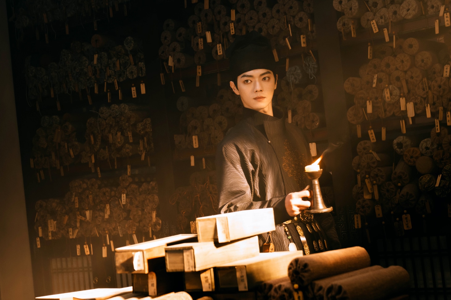 昼は諜報機関の玄鑑司、夜は天才除妖師となる梅逐雨。演じたのは中国ドラマ「瓔珞＜エイラク＞～紫禁城に燃ゆる逆襲の王妃～」のシュー・カイ（許凱）