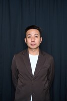 ドラマ「救い、巣喰われ」より、アイドルグループLUNA NESTのマネージャー・鈴井役の坪倉由幸（我が家）