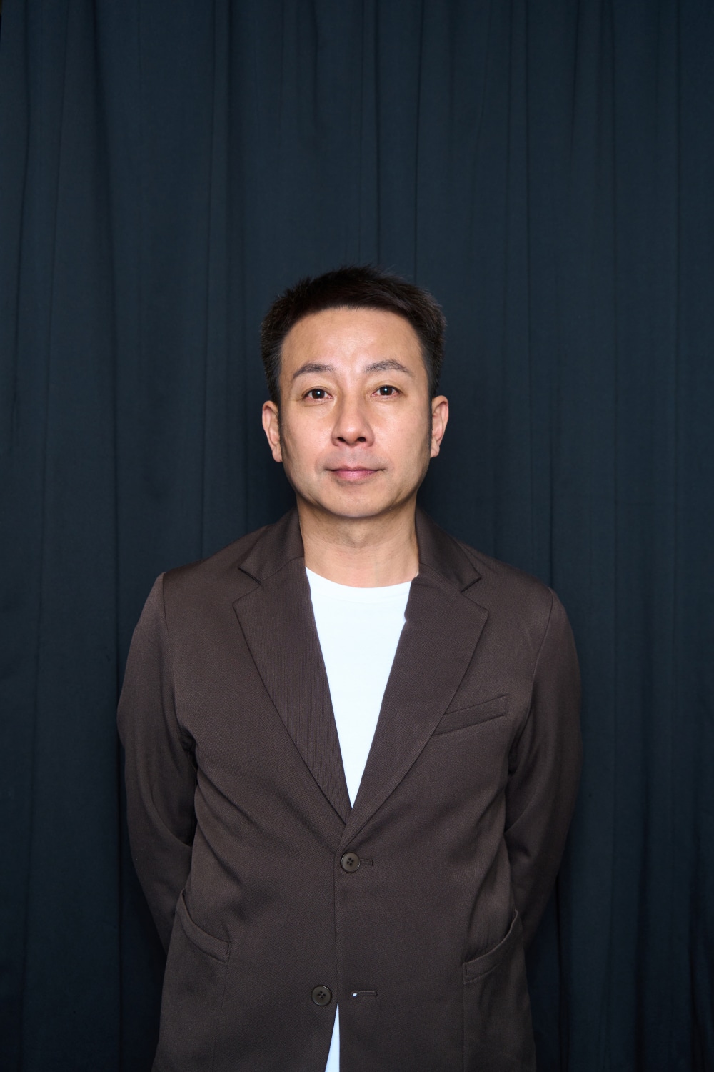 ドラマ「救い、巣喰われ」より、アイドルグループLUNA NESTのマネージャー・鈴井役の坪倉由幸（我が家）