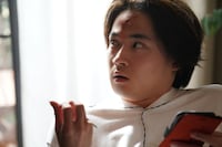 「Man」場面写真。謎の男に尽くされる青年・小田（萩原護）