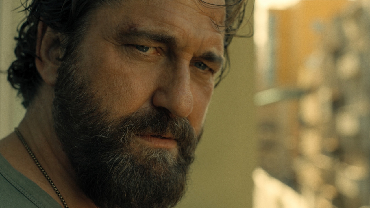 刑事が強盗団に仲間入り…？ジェラルド・バトラー主演「アウトローズ」本編映像